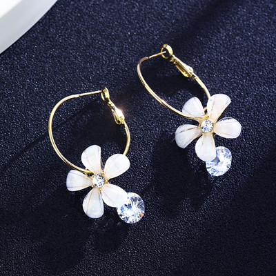 Női fülbevaló virággyűrűkkel