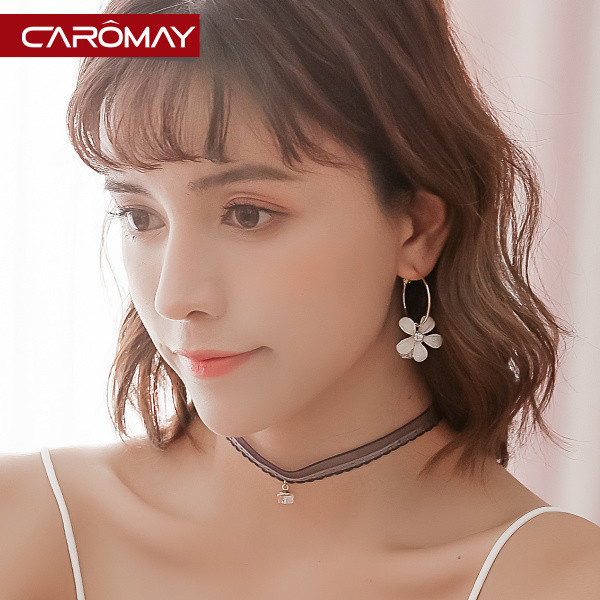 Női fülbevaló virággyűrűkkel