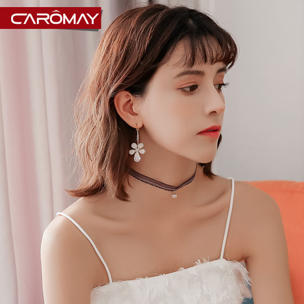 Női fülbevaló virággyűrűkkel