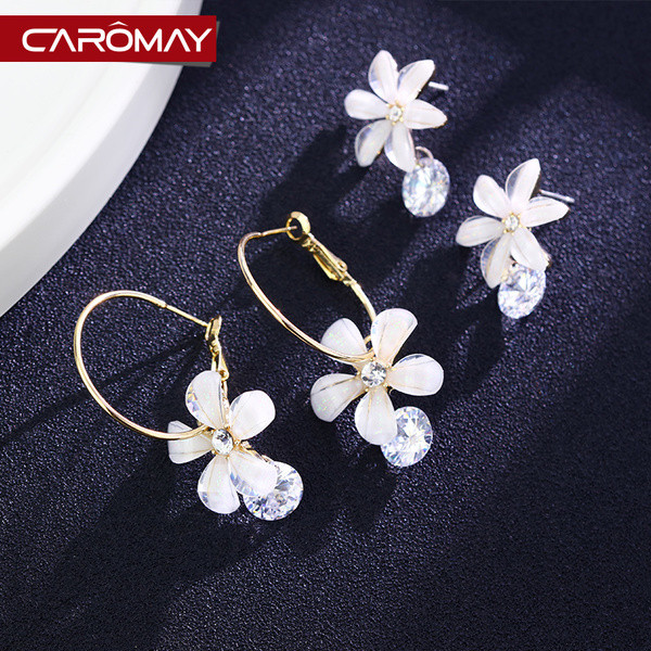 Női fülbevaló virággyűrűkkel