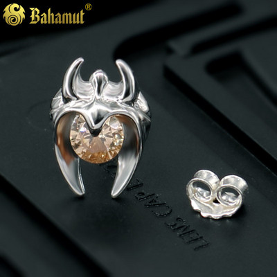 Férfi fülbevaló színes kővel - 1 db.