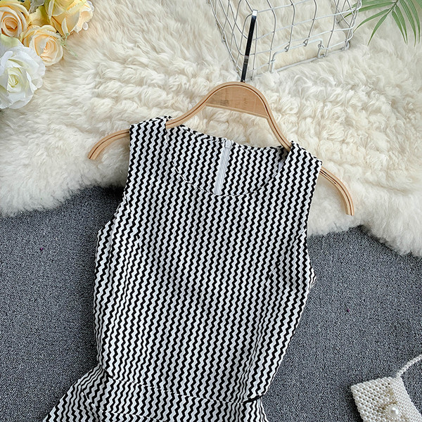 Μοντέρνο γυναικείο φόρεμα με ολόσωμο λαιμό και φερμουάρ