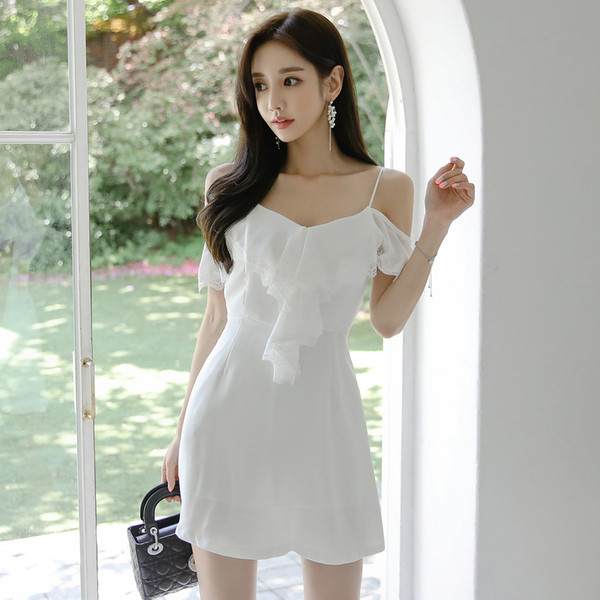 Καθημερινό  γυναικείο φόρεμα  με ιμάντες σε λευκό χρώμα