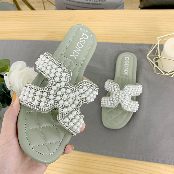 Gyönggyel díszített női papucs többféle színben