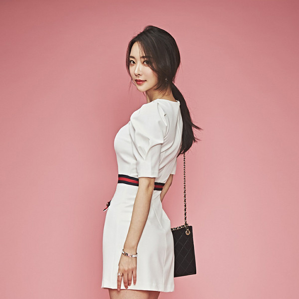 Stílusos női ruha V-nyakú és 3/4 ujjú fehér színben