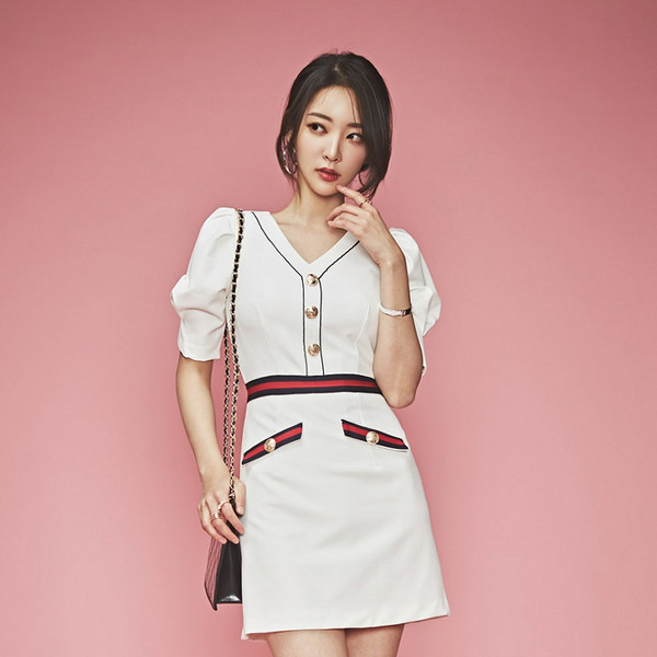 Stílusos női ruha V-nyakú és 3/4 ujjú fehér színben