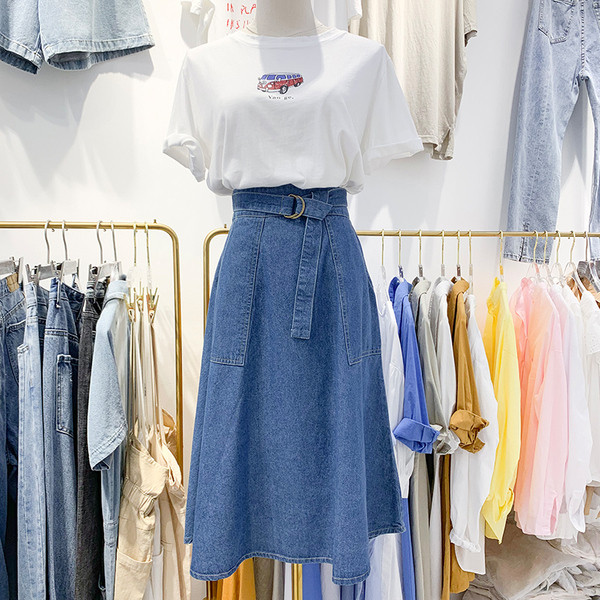 Női pólókészlet rövid ujjal és hosszú farmerszoknyával