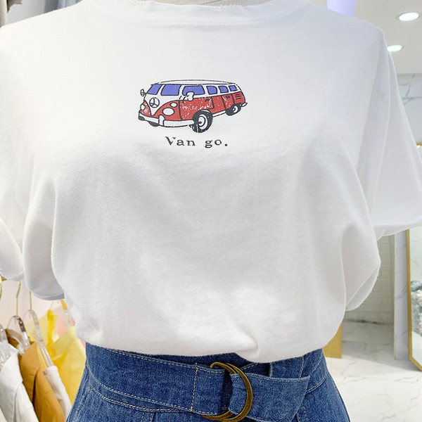 Női pólókészlet rövid ujjal és hosszú farmerszoknyával