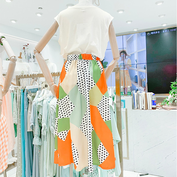 Μοντέρνο  γυναικείο σετ αμάνικο και φαρδιά φούστα