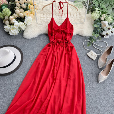 Μοντέρνο γυναικείο φόρεμα σε κόκκινο χρώμα με γυμνό πλάτη και ζεύξεις