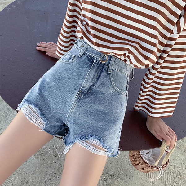 Blugi scurti moderni de dama cu motive rupte si talie inalta