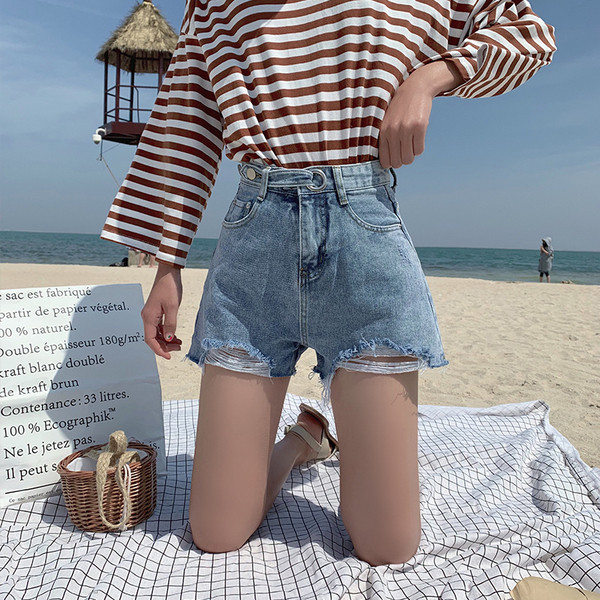 Blugi scurti moderni de dama cu motive rupte si talie inalta