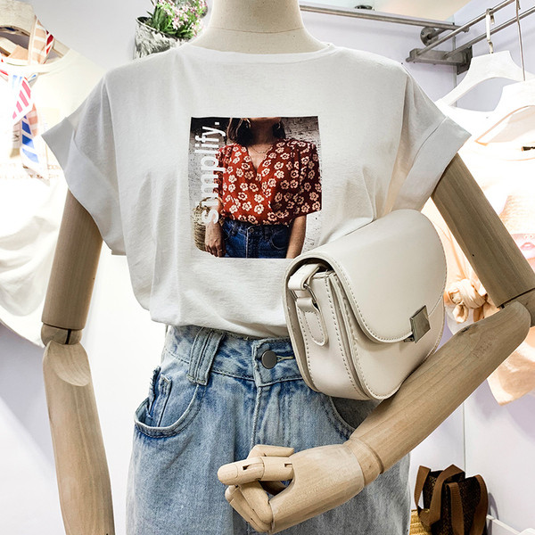 Γυναικεία μπλούζα με κοντό μανίκι σε λευκό χρώμα