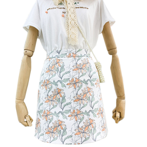 Fusta scurta de dama de culoare alba si imprimeu floral