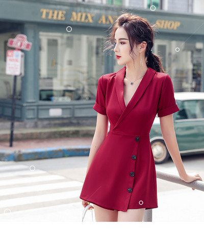 Σύγχρονες γυναικείες φόρμες με βαθύ λαιμόκοψη και κουμπιά