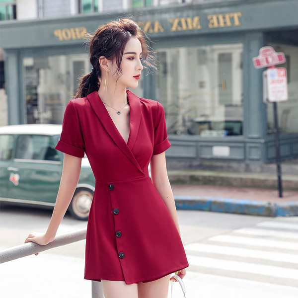 Σύγχρονες γυναικείες φόρμες με βαθύ λαιμόκοψη και κουμπιά