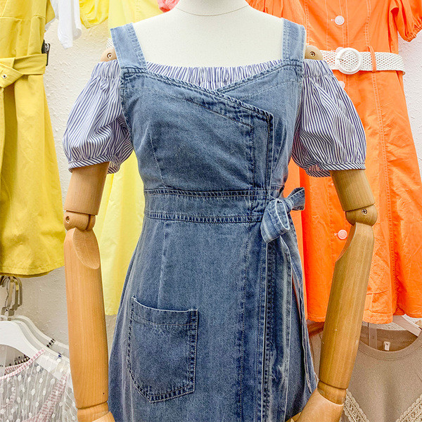 Μοντέρνο  γυναικείο σετ  φόρεμα και ριγέ μπλούζα