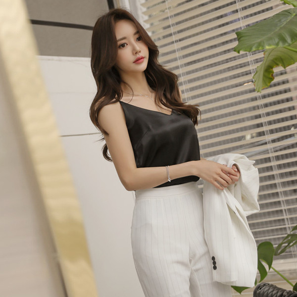 Stílusos női felső pántokkal és V-nyakkal