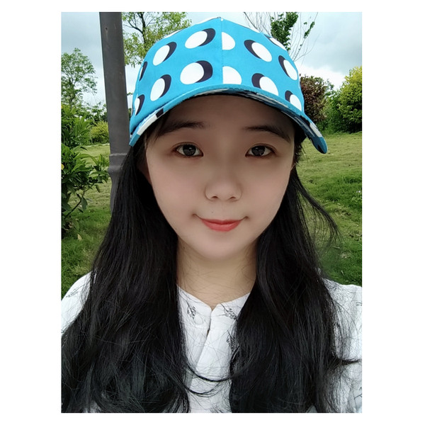 Rózsaszín színű női sapka napellenzővel és rátéttel