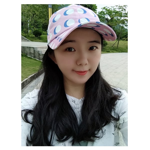 Rózsaszín színű női sapka napellenzővel és rátéttel