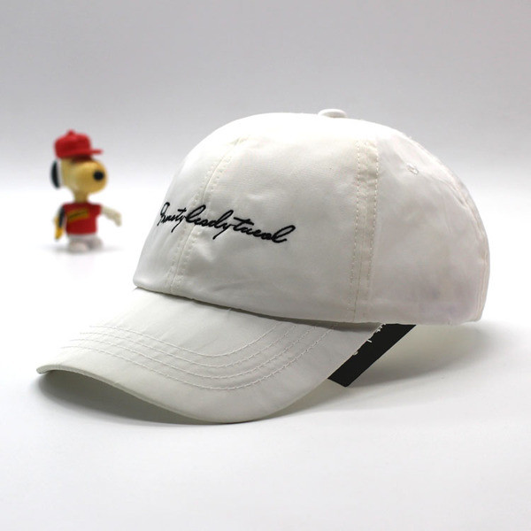 Дамска шапка с козирка в няколко цвята с бродерия-надпис