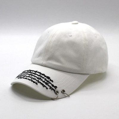 Női sapka napellenzővel és fém elemmel több színben