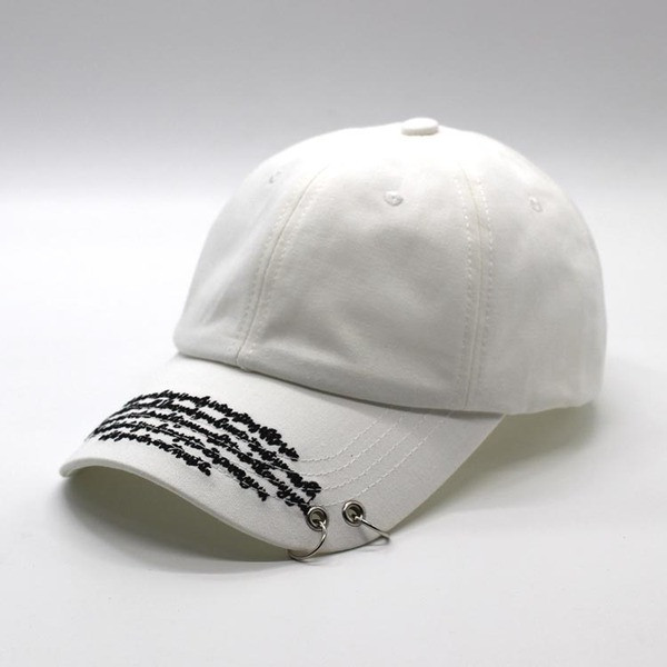 Női sapka napellenzővel és fém elemmel több színben