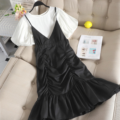 Μοντέρνο γυναικείο σετ που περιλαμβάνει μπλουζάκι και φόρεμα σε διάφορα χρώματα