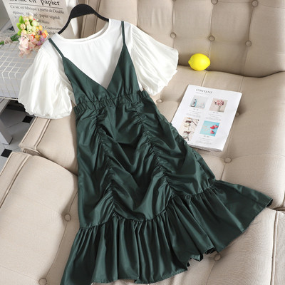 Μοντέρνο γυναικείο σετ που περιλαμβάνει μπλουζάκι και φόρεμα σε διάφορα χρώματα