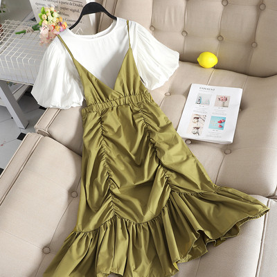 Μοντέρνο γυναικείο σετ που περιλαμβάνει μπλουζάκι και φόρεμα σε διάφορα χρώματα