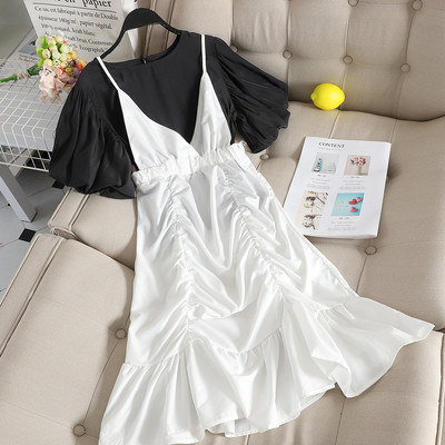 Μοντέρνο γυναικείο σετ που περιλαμβάνει μπλουζάκι και φόρεμα σε διάφορα χρώματα