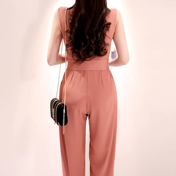 Salopetă de damă modernă cu decolteu în V și curea