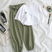 Μοντέρνο γυναικείο σετ με κεντημένο μπλουζάκι και παντελόνι και ζώνη