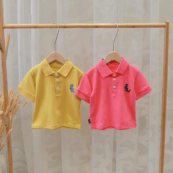 Gyerek póló fiúknak négy színben gombokkal és hímzéssel