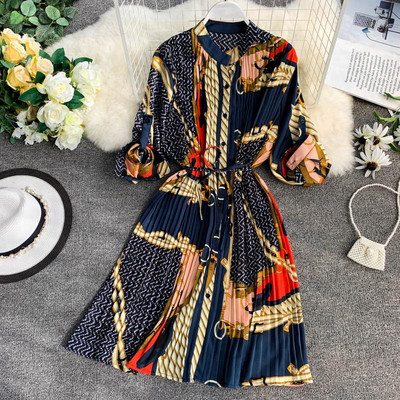 Σύγχρονο γυναικείο φόρεμα με μακριά μανίκια και διαφορετικά έγχρωμα και σχέδια