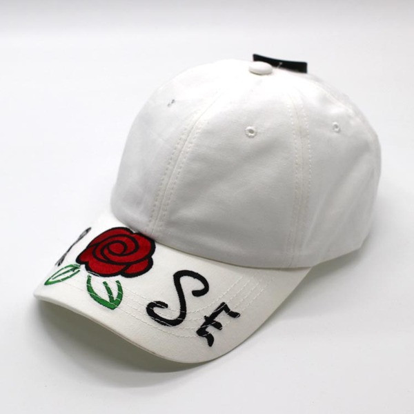 Modern női sapka napellenzővel és hímzéssel