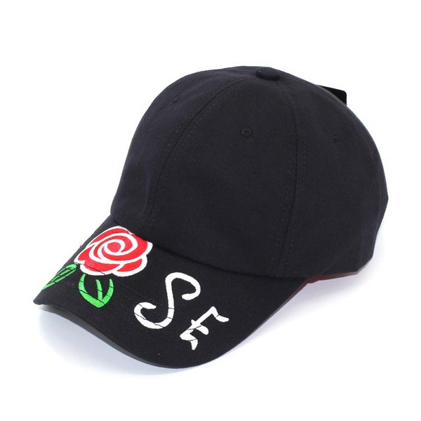 Modern női sapka napellenzővel és hímzéssel