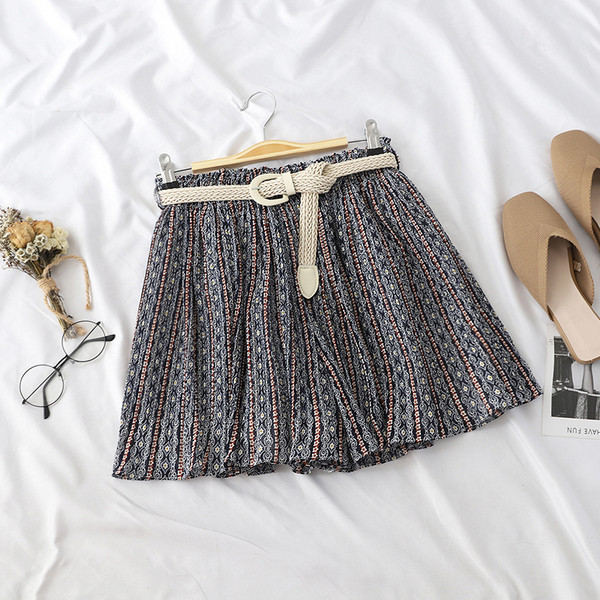 Modern női magas derekú rövidnadrág bézs és fekete színben