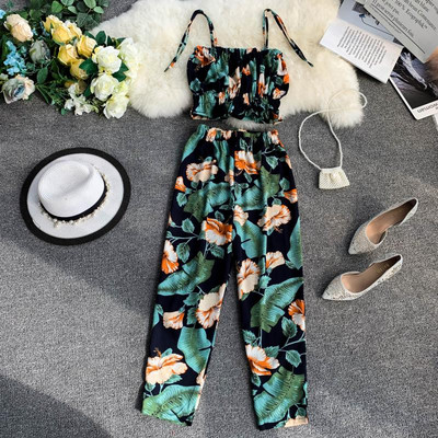 Ένα σύγχρονο σετ από δύο κομμάτια με floral σχέδια σε τρία χρώματα