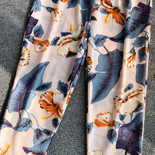 Ένα σύγχρονο σετ από δύο κομμάτια με floral σχέδια σε τρία χρώματα