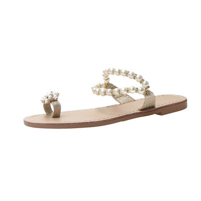 Κομψές γυναικείες  μοντέρνα σανδάλια σε χαμηλή σόλα και με  διακόσμιση μαργαριτάρια