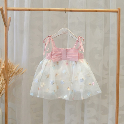 Modern gyerekruha vékony pántokkal és tülllel