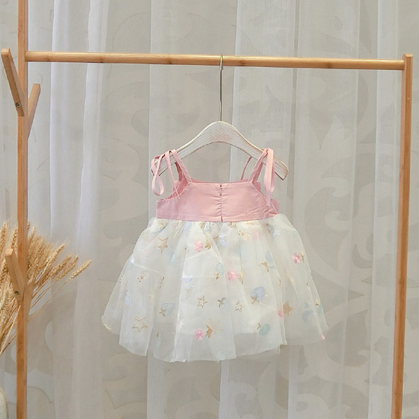 Modern gyerekruha vékony pántokkal és tülllel