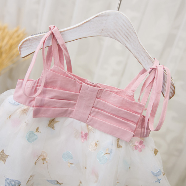 Modern gyerekruha vékony pántokkal és tülllel