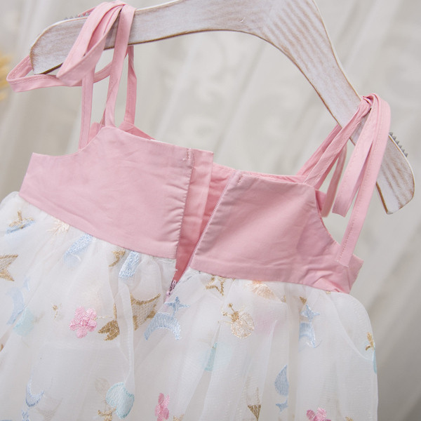 Modern gyerekruha vékony pántokkal és tülllel