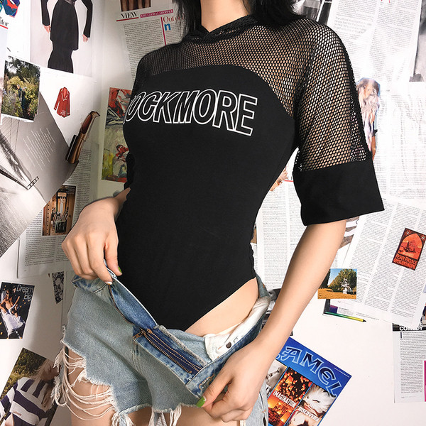 Modern női test felirattal és kapucnival fekete színben