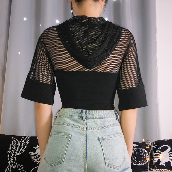 Modern női test felirattal és kapucnival fekete színben