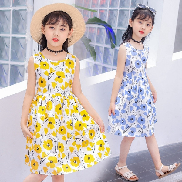 Stílusos gyerekruha három színben virágos motívumokkal