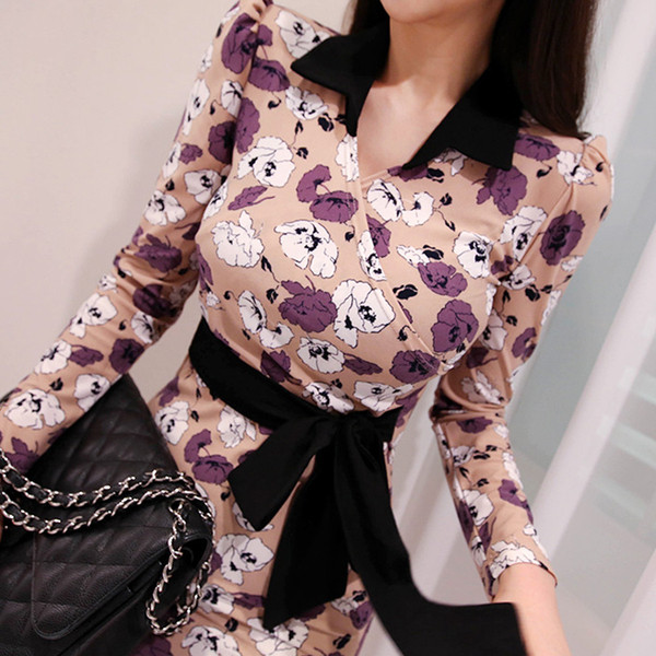 Modern női ruha V-nyakkal, hosszú ujjal és virágmintával