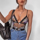 Átlátszó női test fekete-fehér virágos hímzéssel